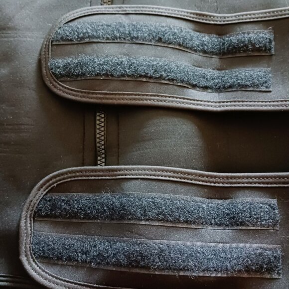 Size Large Women's Work Out Full Zip Vest - Picture 8 of 10